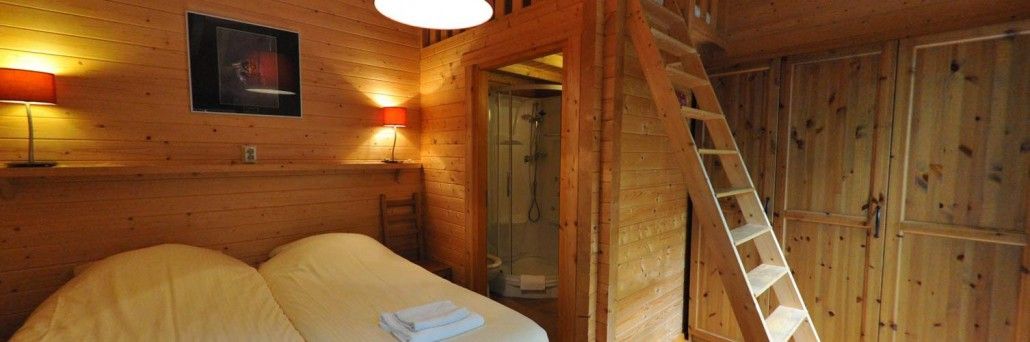 Binnenkant van een lodgekamer met losse bedden