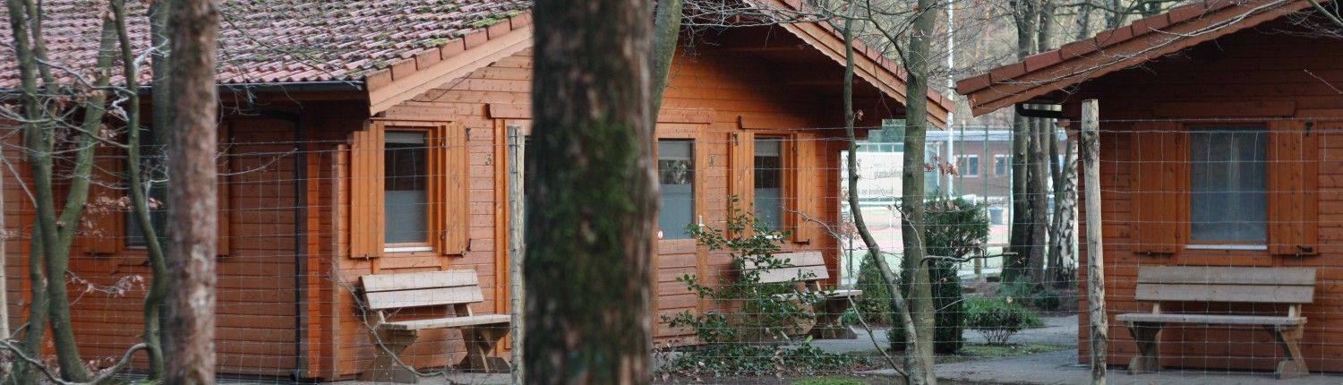 Authentieke houten lodgekamers op het terrein